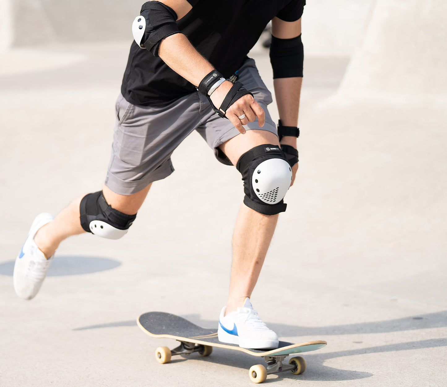 SKATEWIZ Smash Inlinesskydd för barn, knäskydd, handledsskydd, armbågsskydd, skateboardskydd, storlek M/L, svart och vit